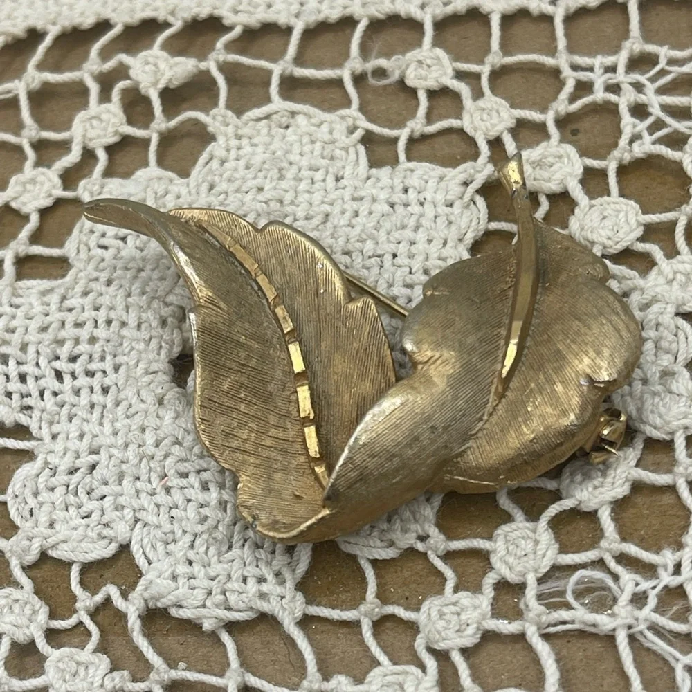 Elegant Gold‎ Leaf Brooch